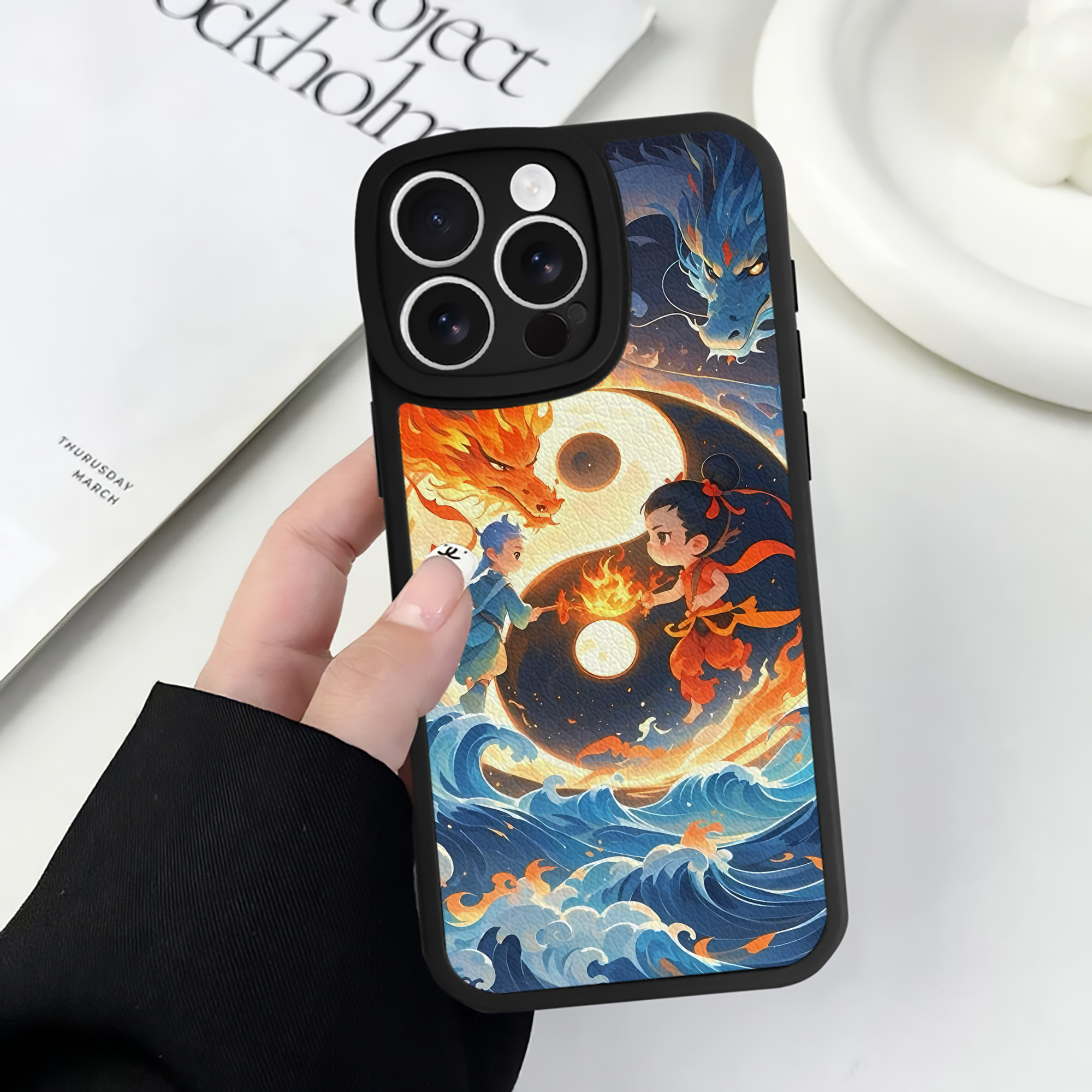 （画像用） Ne Zha 2 ナタ 魔童の大暴れ 【iPhone 16シリーズ対応】シリコンスマホケース（レザー調） 材質：シリコン